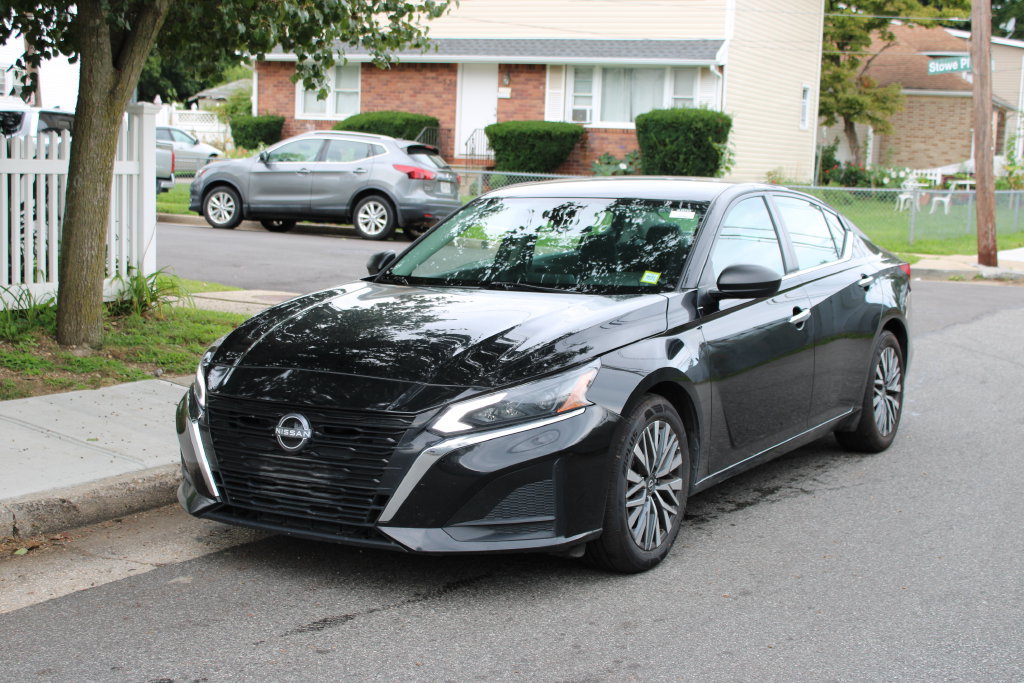 Used 2025 Nissan Altima 2.5 SV FWD image 2