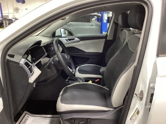 Certified 2025 Volkswagen Taos SE image 13
