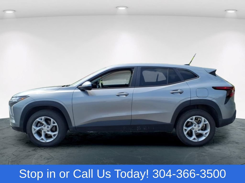 Used 2024 Chevrolet Trax LS w/ LS Convenience Package FWD image 3