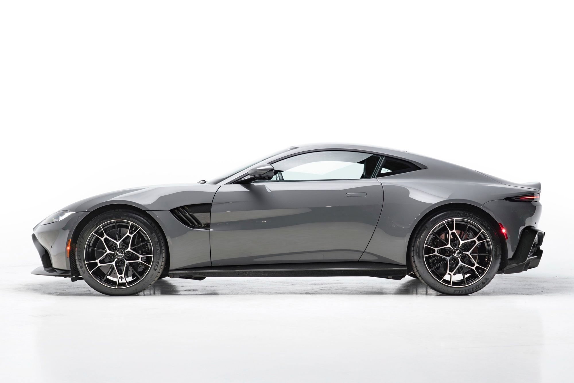 Used 2020 Aston Martin V8 Vantage AMR RWD image 11