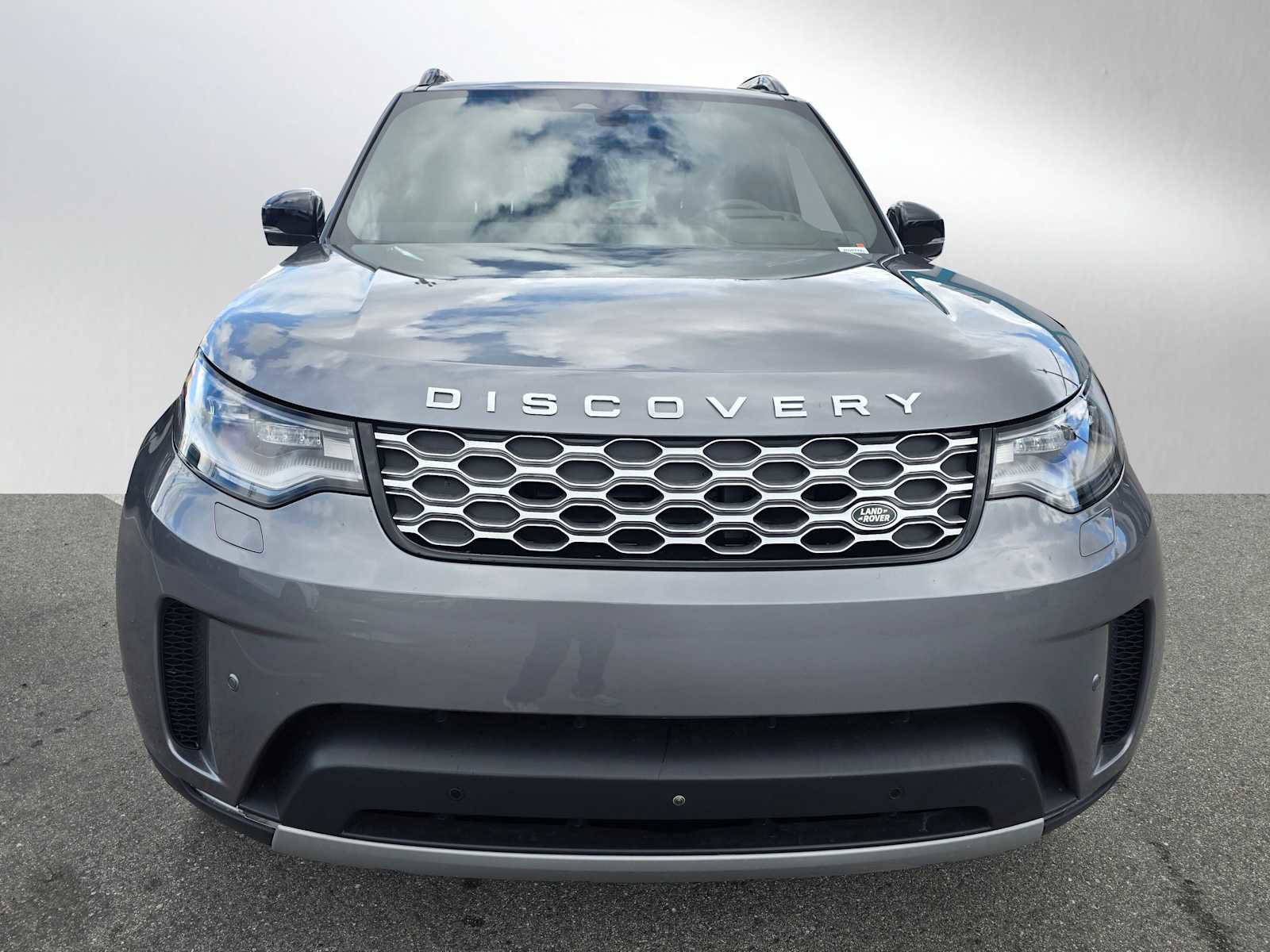 Used 2025 Land Rover Discovery S image 8