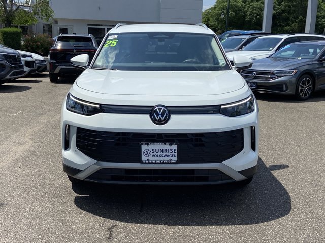 Used 2025 Volkswagen Tiguan SE AWD/4WD image 2