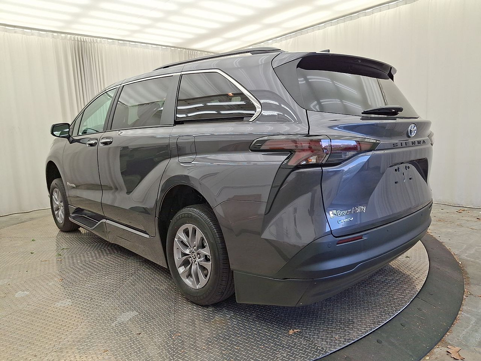 Used 2025 Toyota Sienna XLE w/ XLE Plus Package FWD image 31