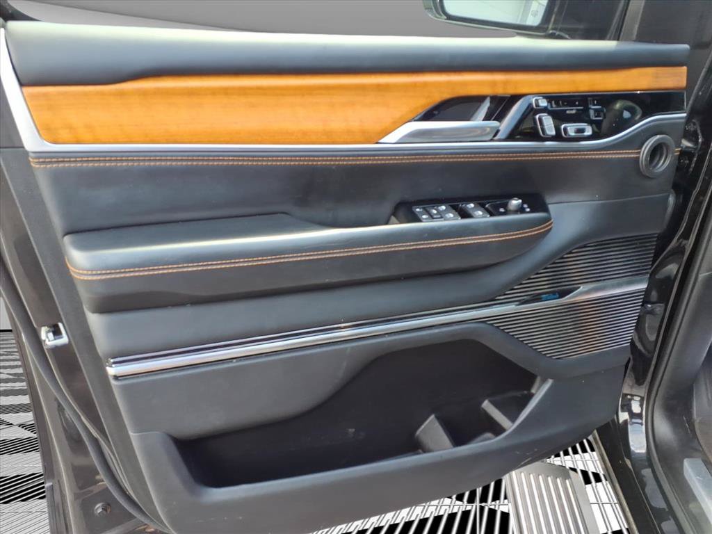 Used 2023 Jeep Grand Wagoneer Series III AWD/4WD image 14