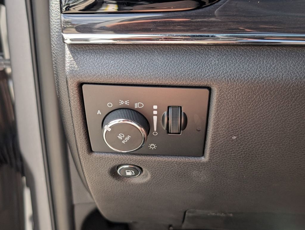 Used 2019 Jeep Grand Cherokee Overland image 28