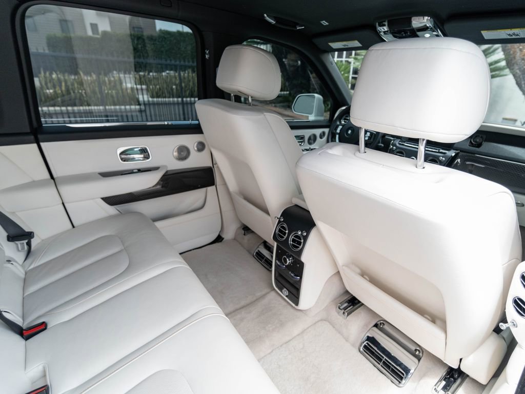 Used 2022 Rolls-Royce Cullinan Black Badge w/ Dark Exterior Package AWD/4WD image 30