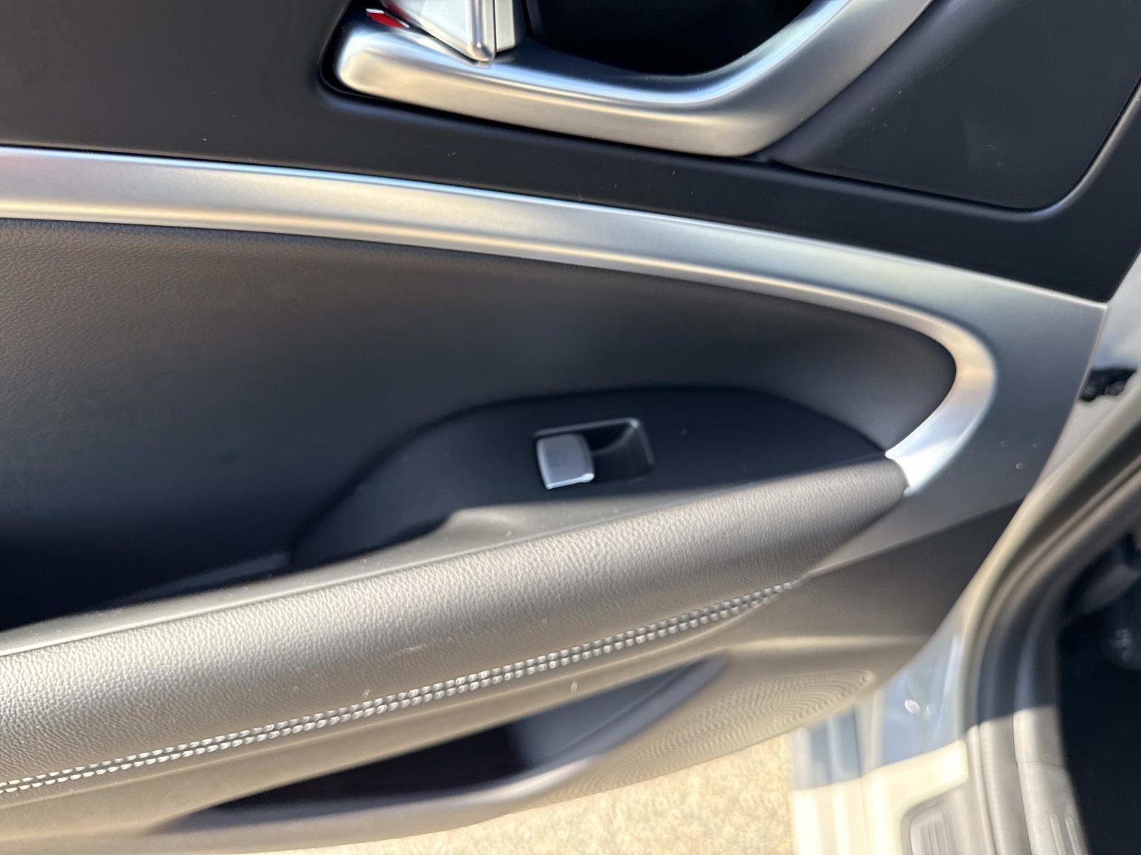 Used 2025 Genesis G70 2.5T image 12