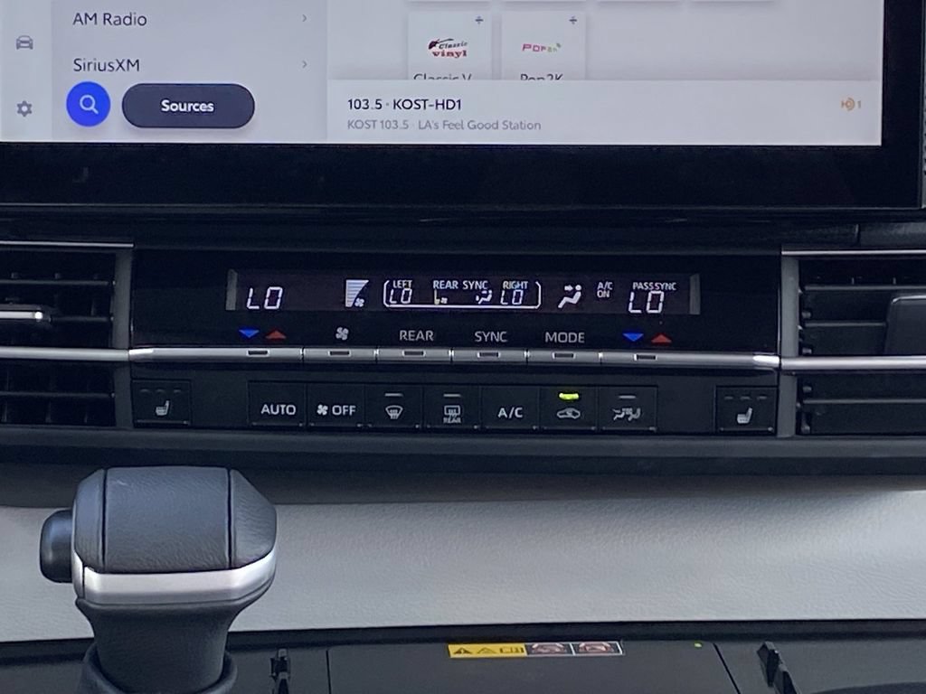 Certified 2026 Toyota Sienna XLE FWD image 33