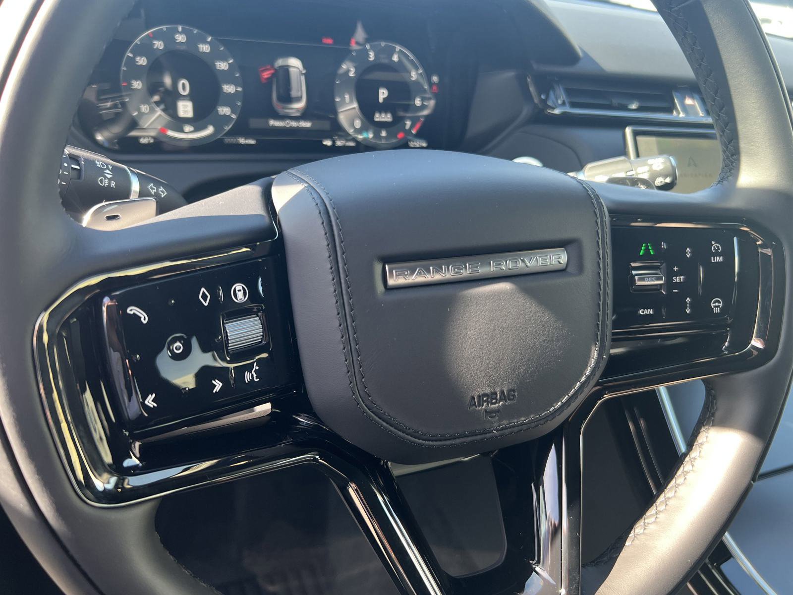 New 2025 Land Rover Range Rover Velar Dynamic SE image 11