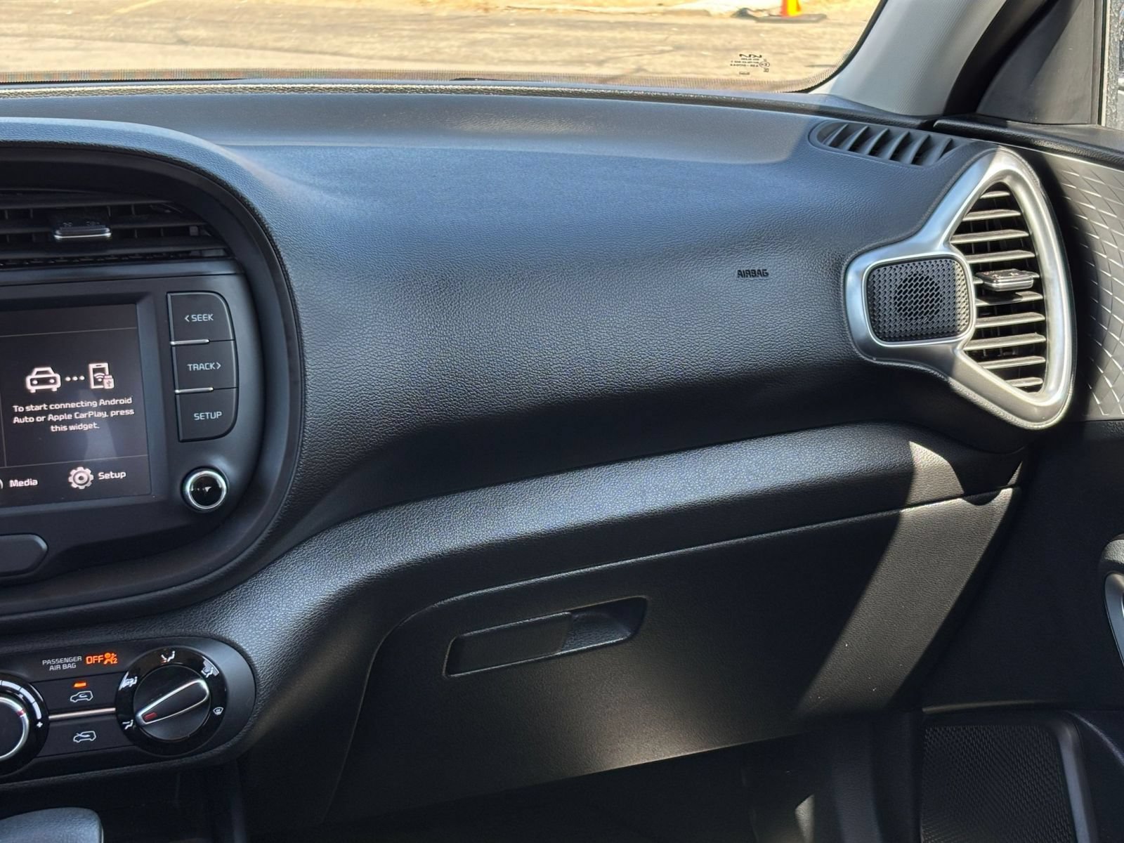 Used 2025 Kia Soul LX w/ LX Technology Package FWD image 32