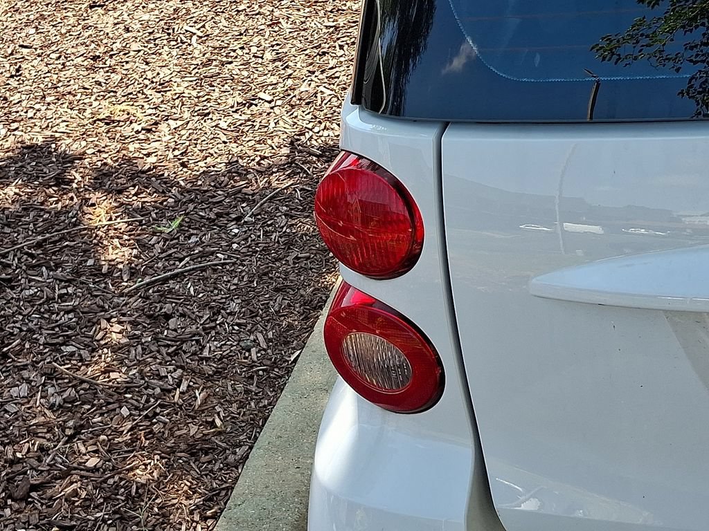 Used 2015 smart fortwo passion RWD image 8
