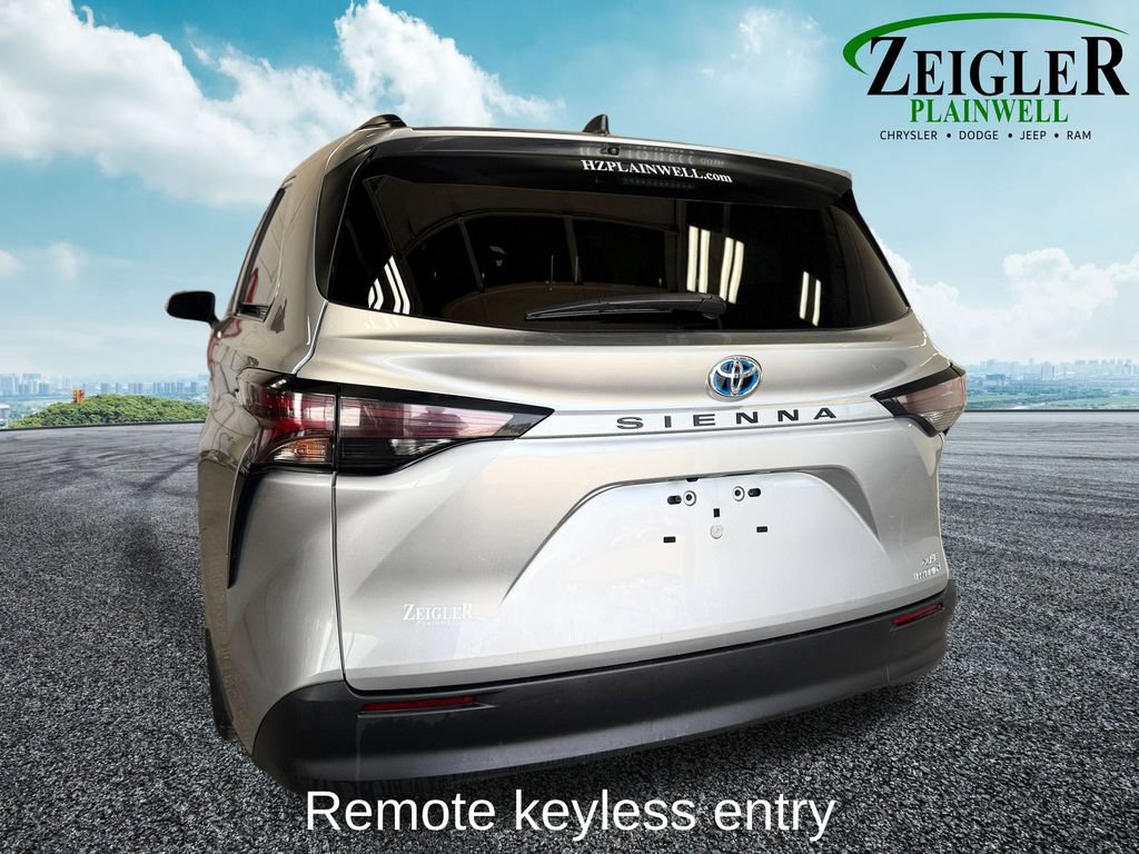 Used 2024 Toyota Sienna XLE FWD image 4