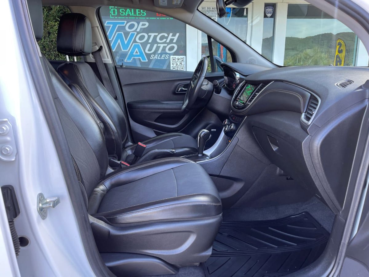 Used 2020 Chevrolet Trax LT w/ Sun & Sound Package image 22