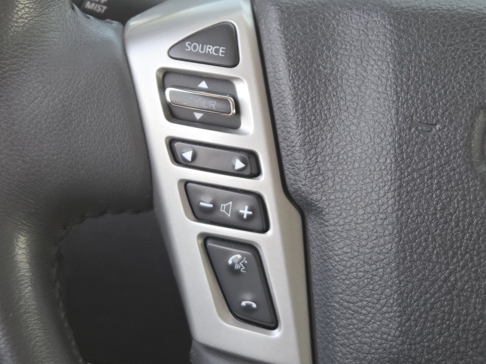Used 2017 Nissan Titan SV AWD/4WD image 30