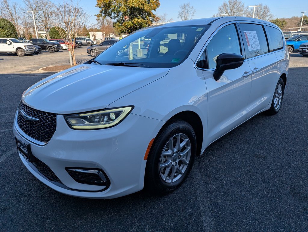 Used 2024 Chrysler Pacifica Touring-L image 4