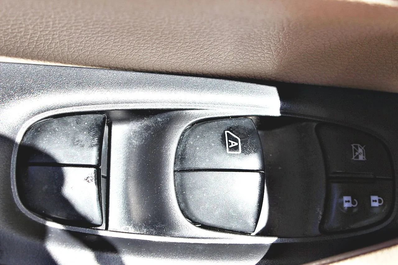 Used 2014 Nissan Rogue SV FWD image 14
