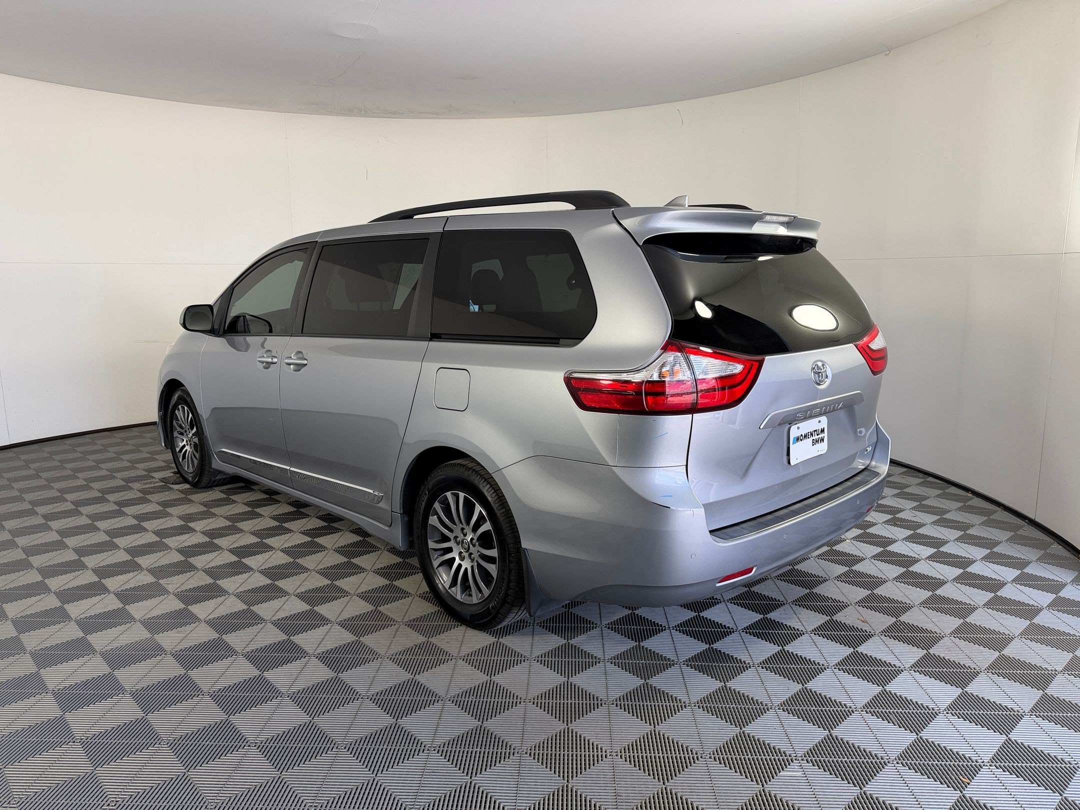 Used 2018 Toyota Sienna XLE w/ XLE Navigation Package FWD image 3