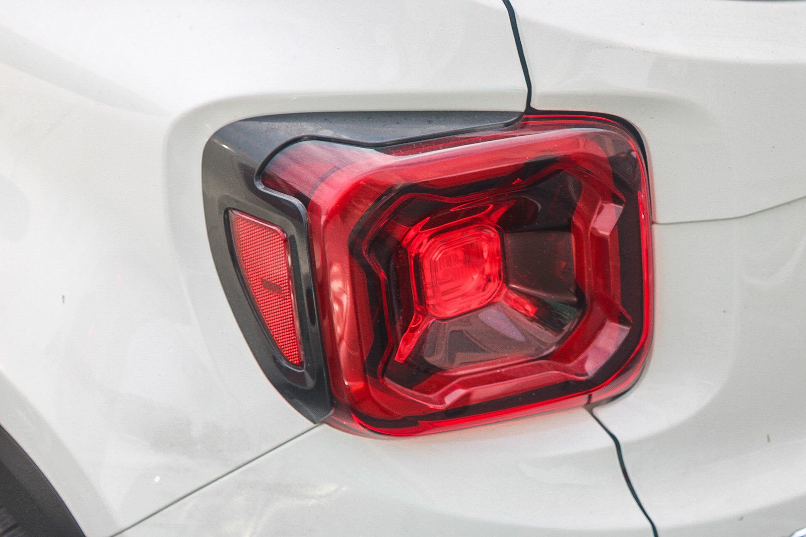 Used 2021 Jeep Renegade Latitude w/ Luxury Group I AWD/4WD image 12