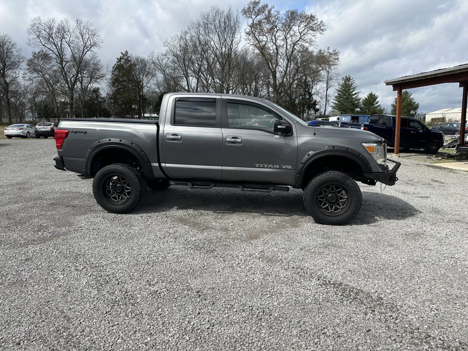 Used 2019 Nissan Titan SV image 4