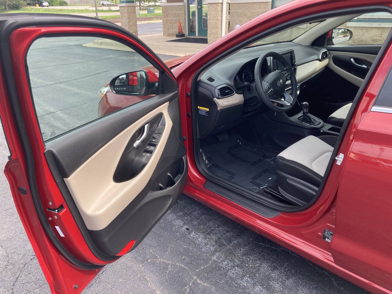 Used 2020 Hyundai Elantra GT FWD image 9