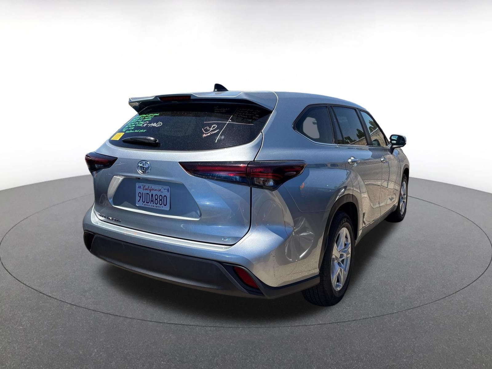 Used 2025 Toyota Highlander LE FWD image 7