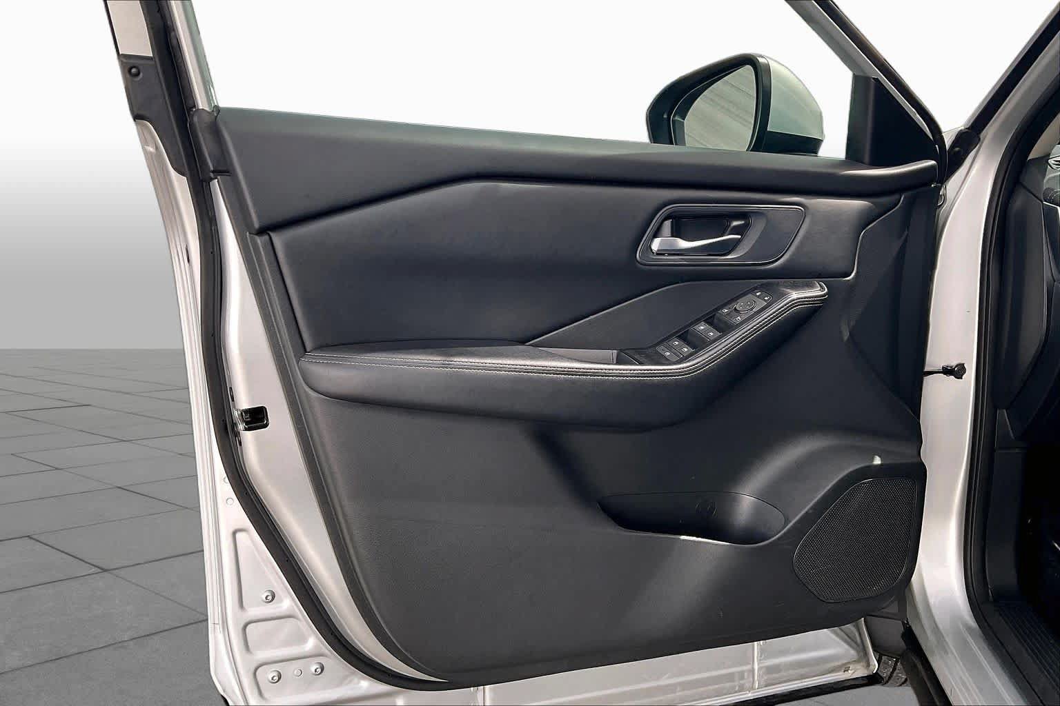 Used 2025 Nissan Rogue SV FWD image 43