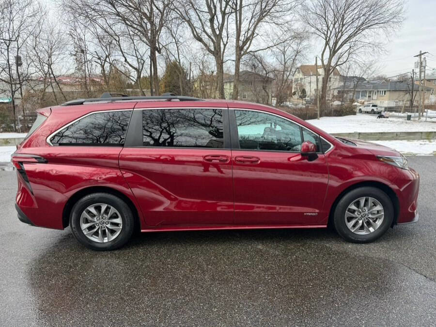 Used 2021 Toyota Sienna LE image 11