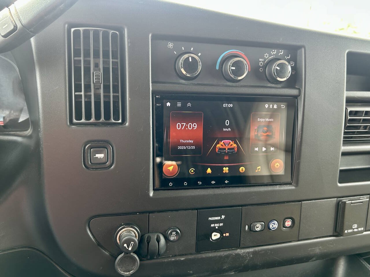 Used 2018 Chevrolet Express 2500 w/ Driver Convenience Package RWD image 21