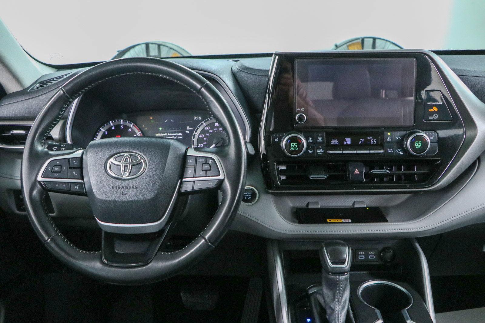 Used 2024 Toyota Highlander XLE FWD image 17