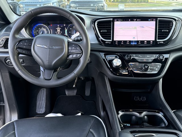 Used 2025 Chrysler Pacifica Limited FWD image 18