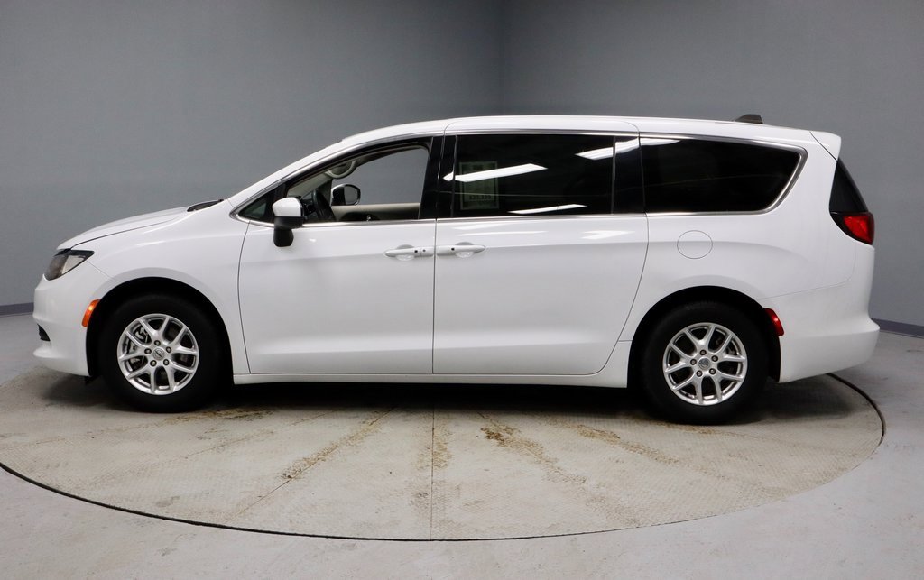 Used 2023 Chrysler Voyager LX image 10