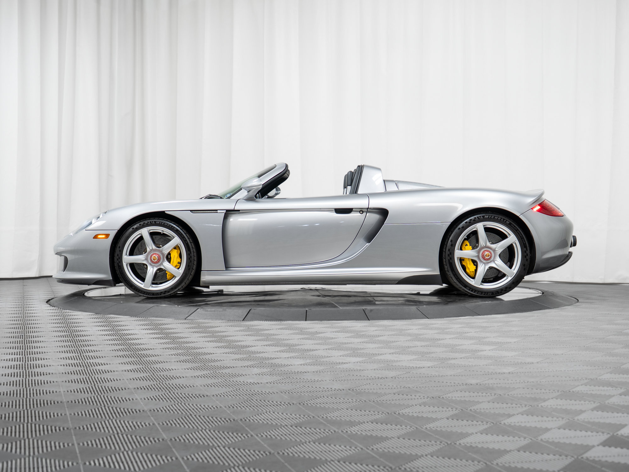 Used 2005 Porsche Carrera GT RWD image 45