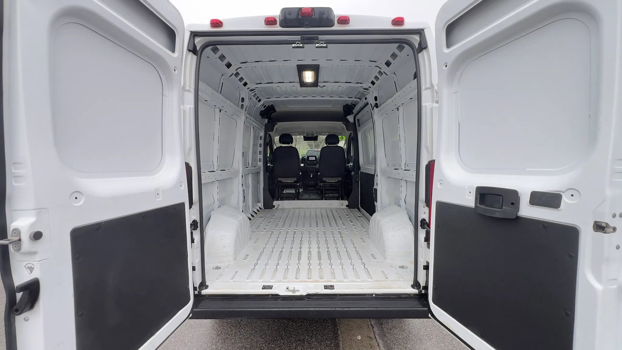 Used 2025 RAM ProMaster 2500 w/ Convenience Group FWD image 14
