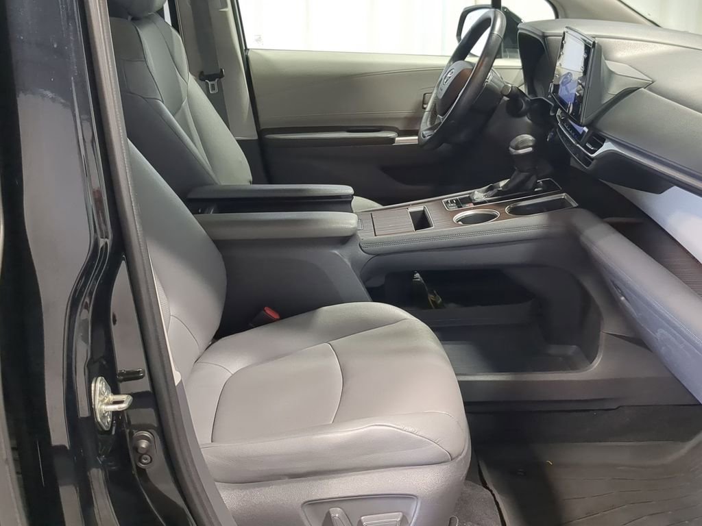 Used 2021 Toyota Sienna XLE FWD image 26