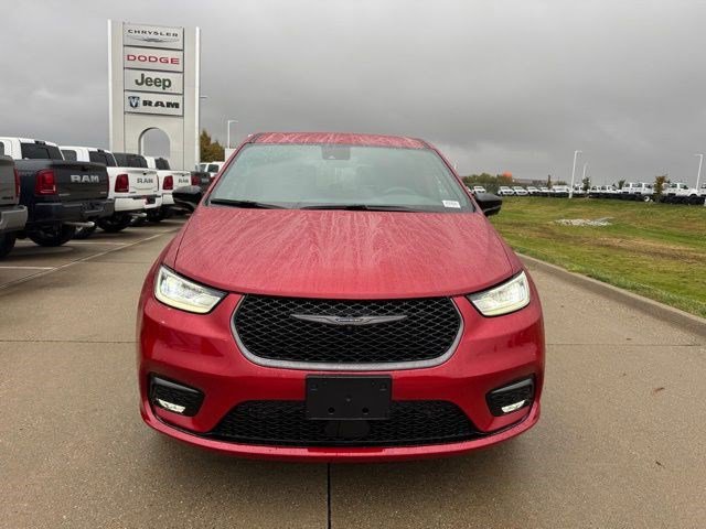 New 2026 Chrysler Pacifica Select image 2