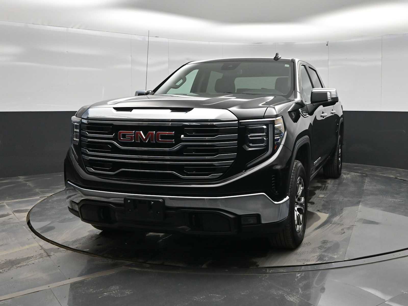 Used 2025 GMC Sierra 1500 SLT AWD/4WD image 3