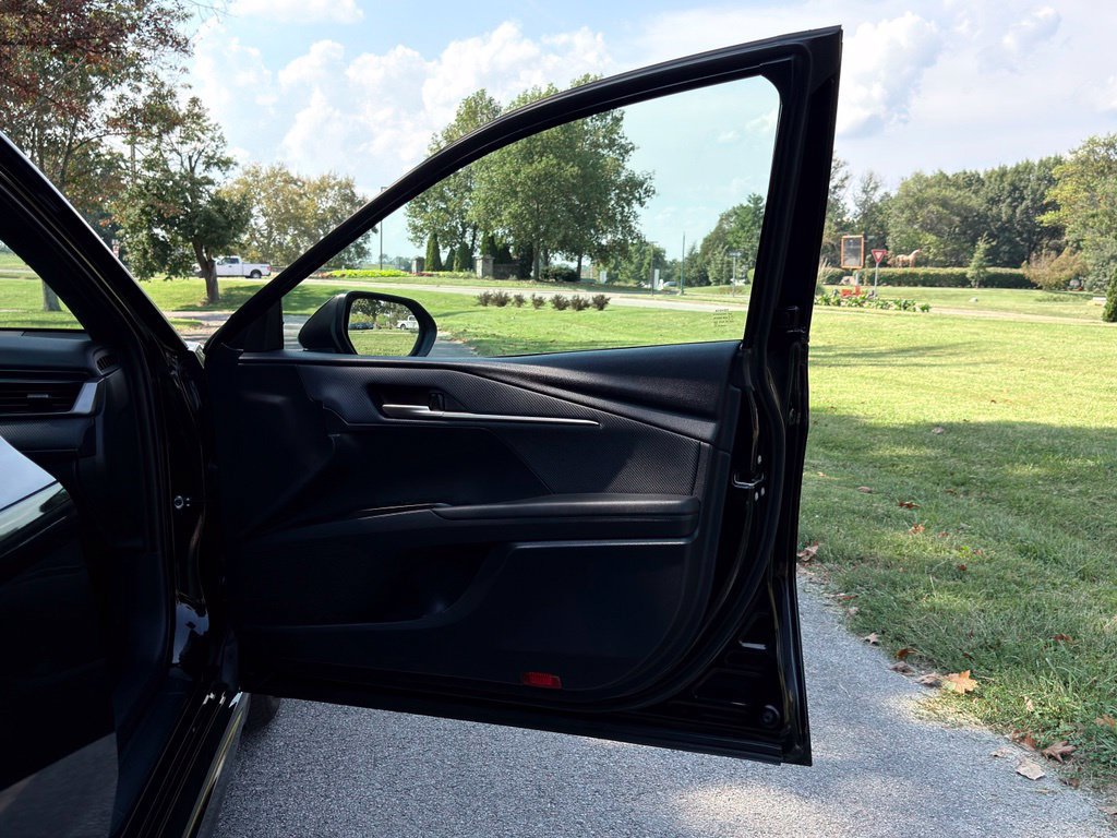 Used 2025 Toyota Camry SE FWD image 29