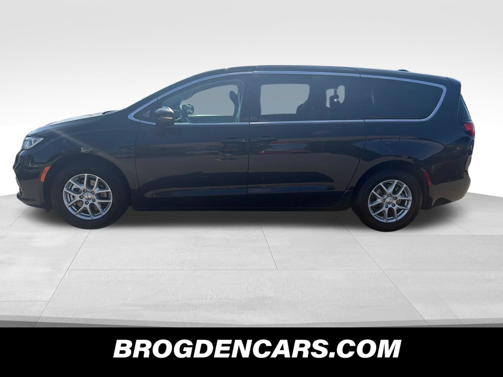 Used 2023 Chrysler Pacifica Touring-L FWD image 5