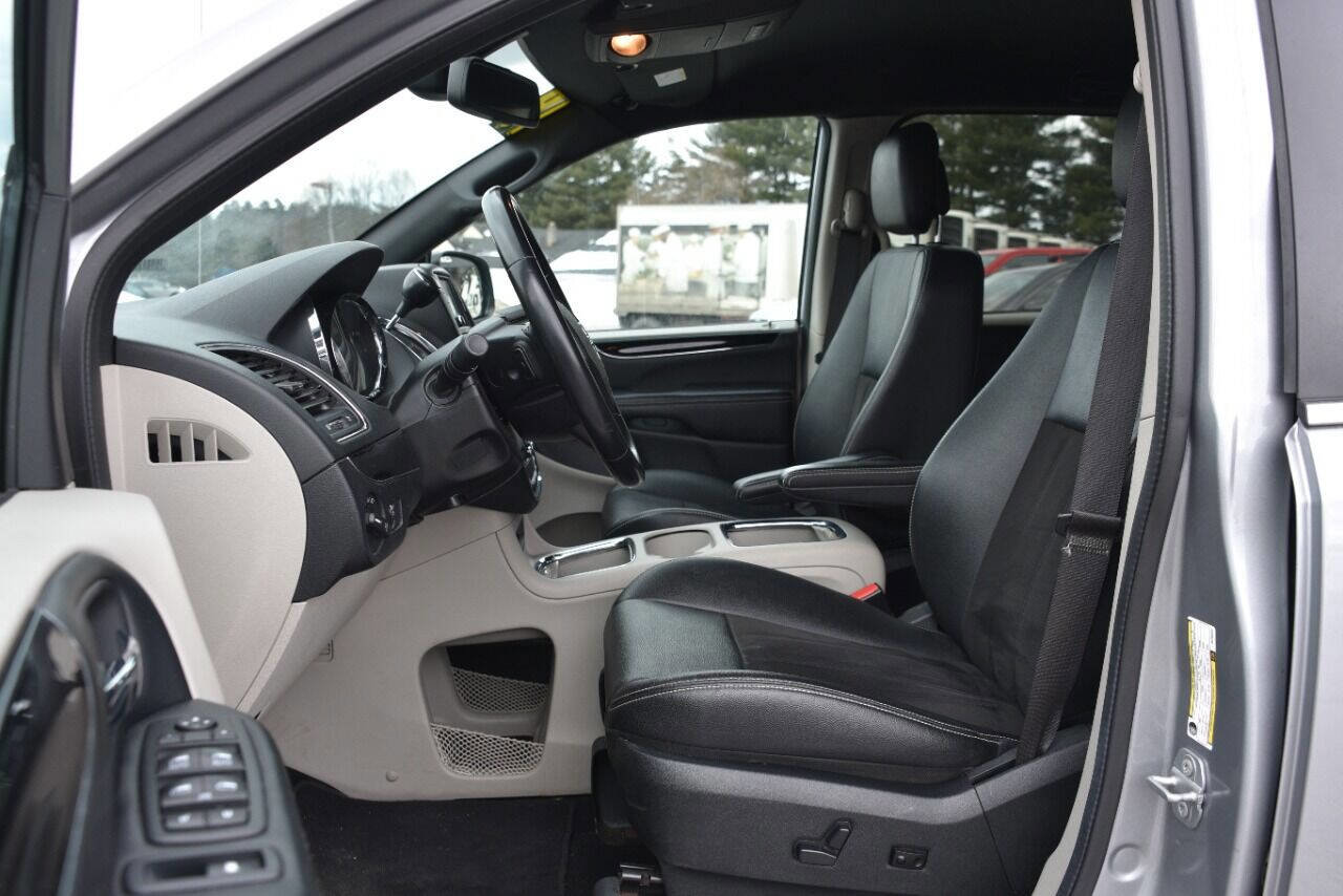 Used 2019 Dodge Grand Caravan SXT image 17