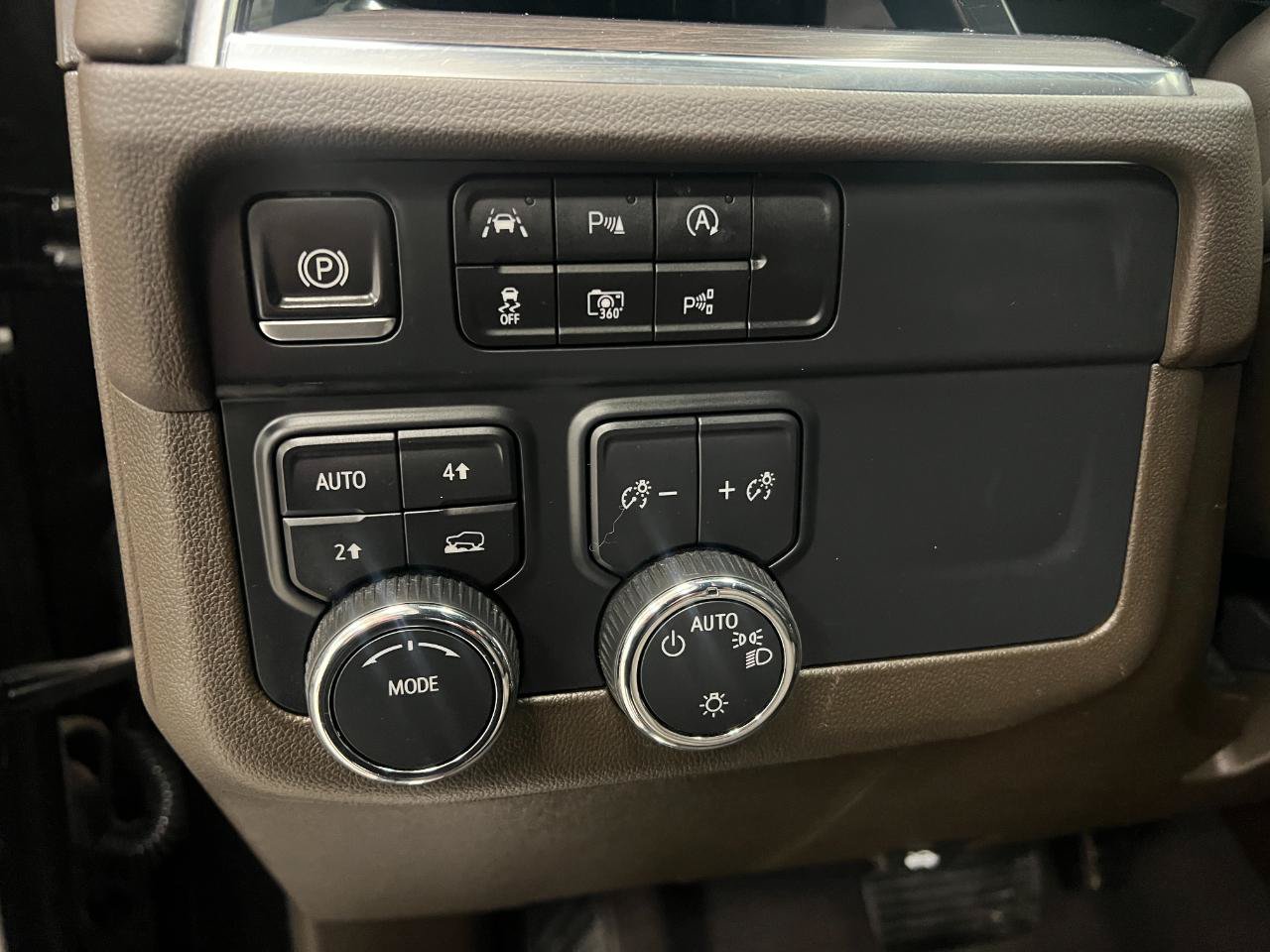 Used 2025 Chevrolet Suburban LT AWD/4WD image 23