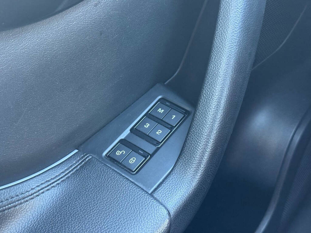 Used 2018 Jaguar F-PACE Premium image 25