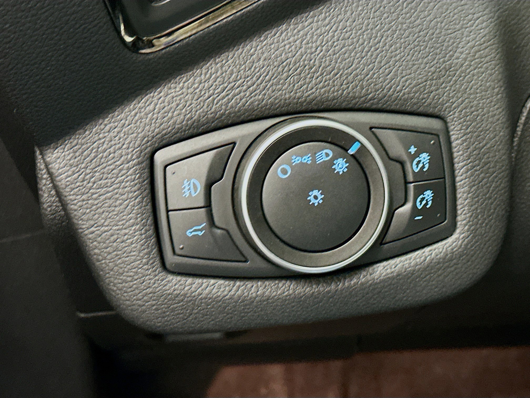 Used 2018 Ford Escape SEL w/ SEL Sport Appearance Package image 17