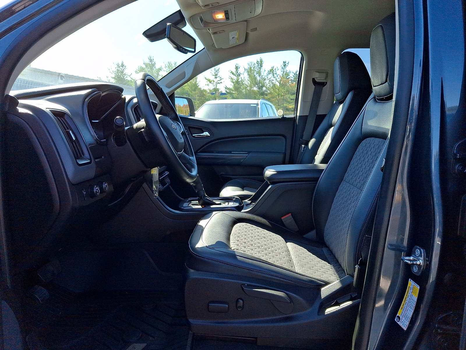 Used 2019 Chevrolet Colorado Z71 AWD/4WD image 13