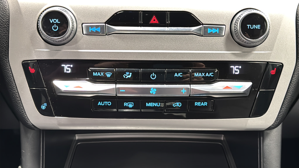 Used 2021 Ford Explorer XLT w/ Equipment Group 202A AWD/4WD image 18
