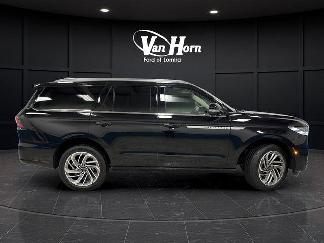 Used 2025 Lincoln Navigator Reserve AWD/4WD image 2
