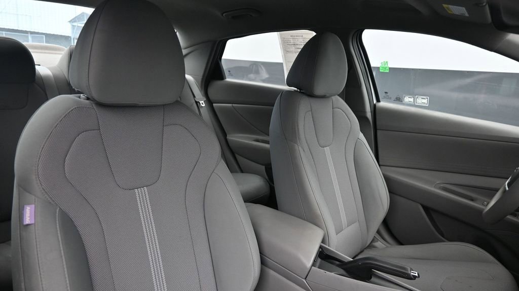 Used 2021 Hyundai Elantra SE FWD image 11