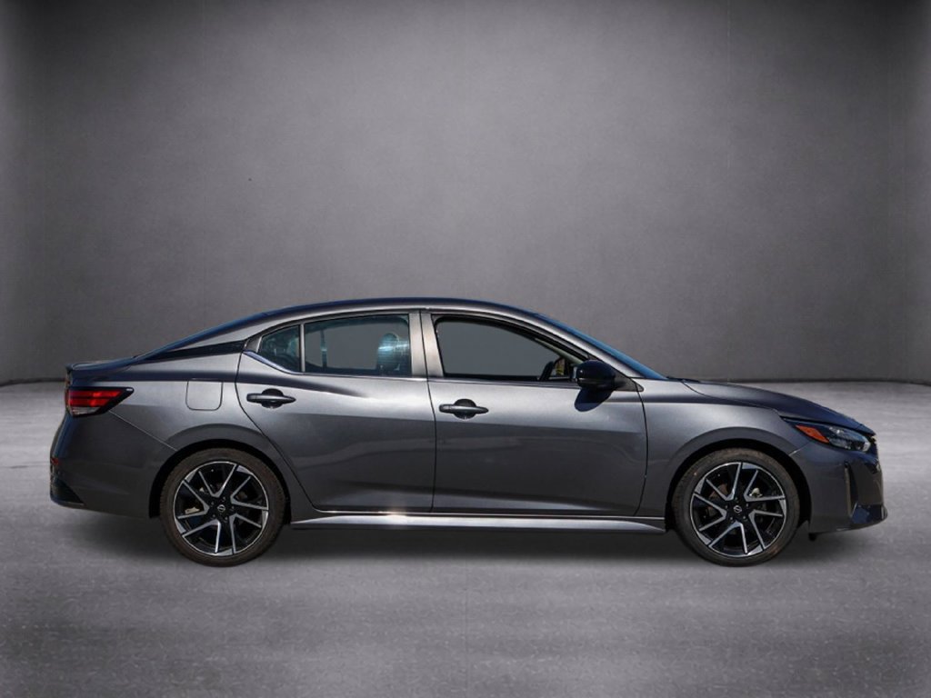 Used 2025 Nissan Sentra SR FWD image 3