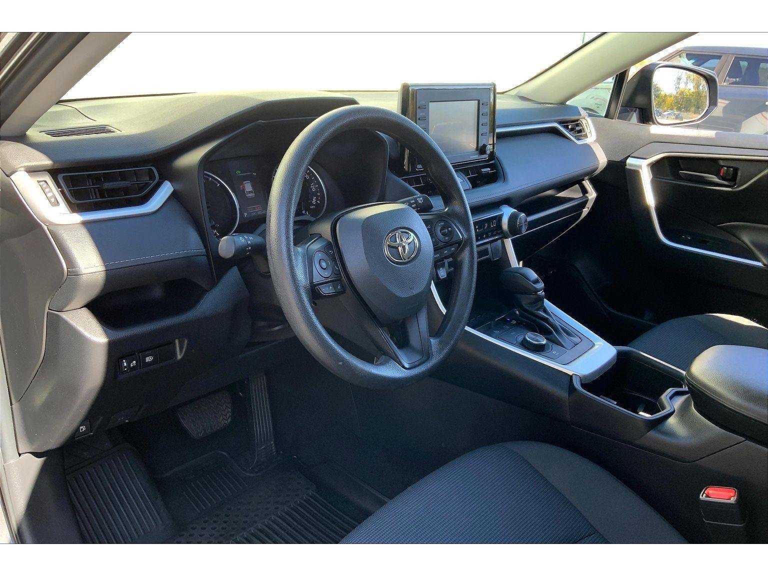 Used 2022 Toyota RAV4 LE image 12