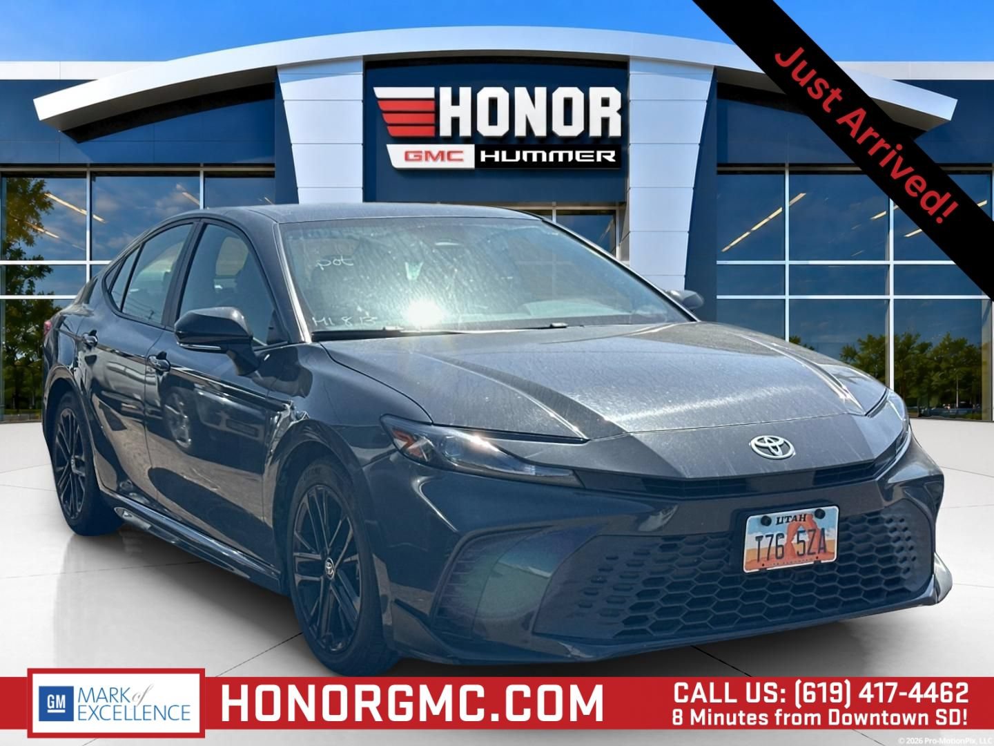 Used 2025 Toyota Camry SE FWD image 1