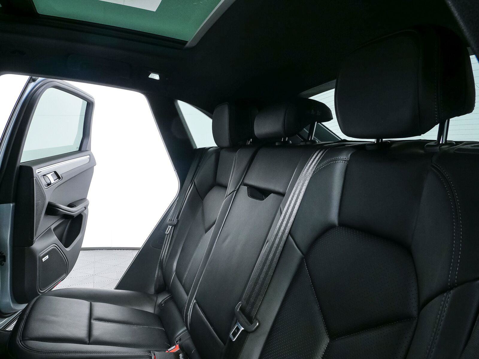 Certified 2025 Porsche Macan Turbo AWD/4WD image 23